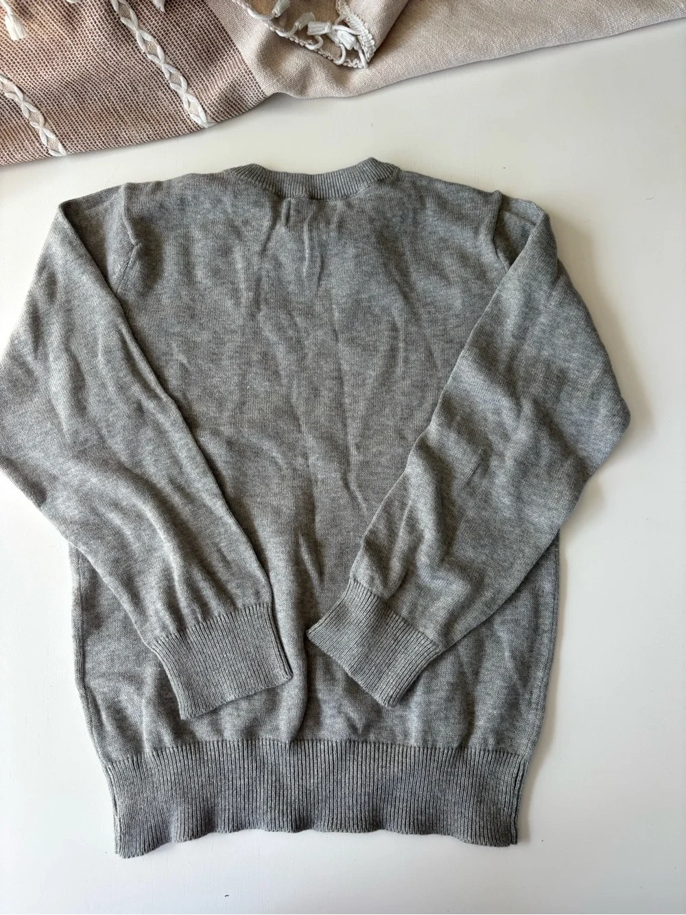 The Children’s Place grey v neck sweater size 5/6. NWT